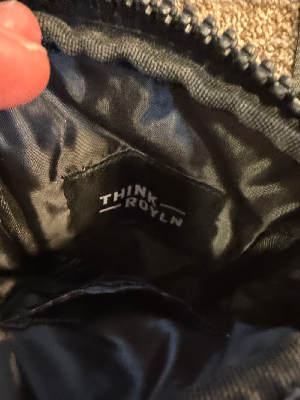 NWOT THINK ROYLN White Quilted Crossbody Phone Bag with Black Strap - Picture 2 of 7
